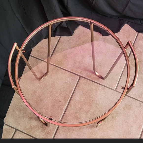 Modernist Accent Table, with handles, by Via Rodeo - gold color tube, glass top - Picture 8 of 8